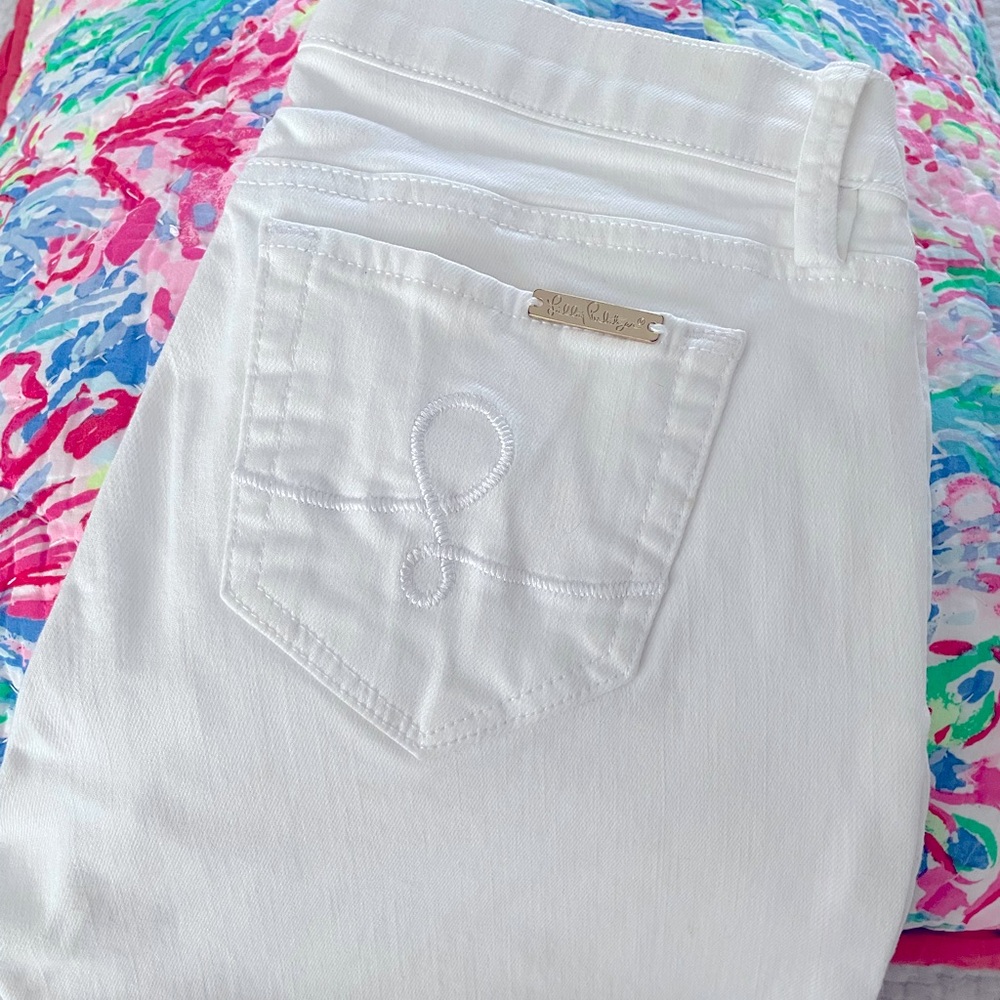 Lilly Pulitzer white capris pants, size 2.  Lightly worn.  Great condition.